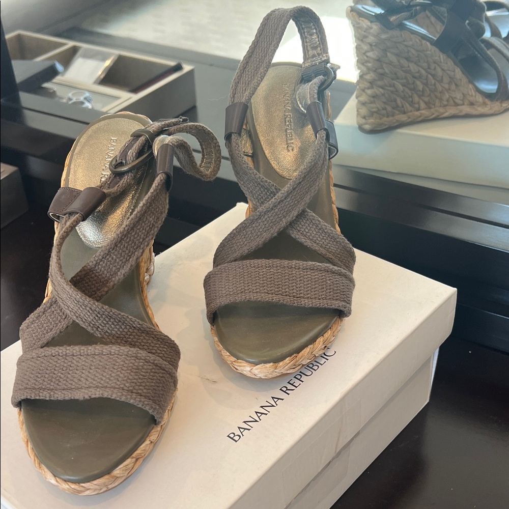 Banana Republic Taupe Wedge Sandals olive color never worn